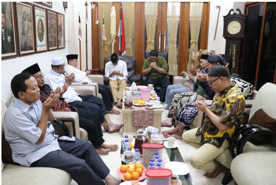 Diskusi Mendalam di Kediaman Gus Raden Arya Pradana, Respons Krisis Nasional